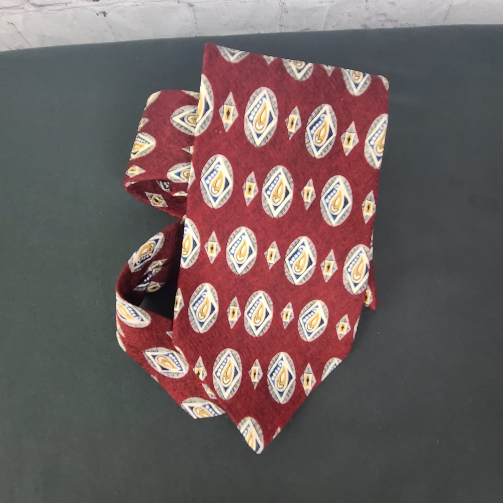 Geoffrey Beene Classic New York Tie.